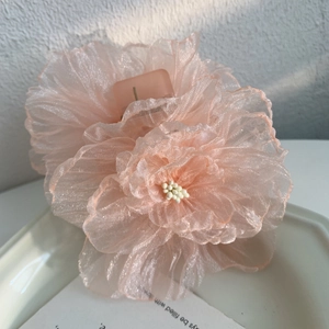 Pince à cheveux fleur en organza rose avec perles pour un look de vacances doux