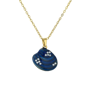 Collar de oro con colgante de concha de esmalte azul y detalles de perlas finas