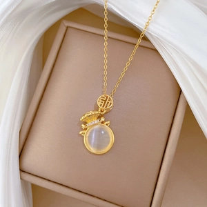 Collier élégant sac de chance en acier titane doré avec pierre œil de chat sur boîte