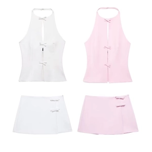 Détail à plat d'ensembles deux pièces rose et blanc avec dos nu et minijupe