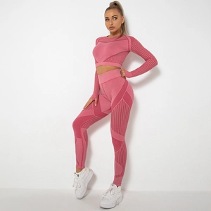 Dettaglio del set yoga senza cuciture rosa con top corto a maniche lunghe e leggings a vita alta