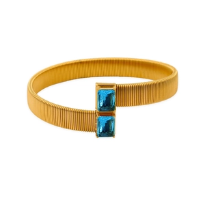 Detail van gouden Tubogas slangenarmband met twee stralende blauwe rechthoekige kristallen