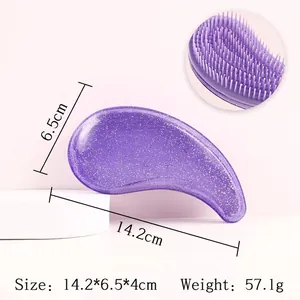 Detailweergave van paarse glitter haarborstel met afmetingen 14,2cm bij 6,5cm groot