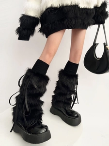 Détail de jambières en fausse fourrure noire avec chaussures à plateforme pour un look Y2K