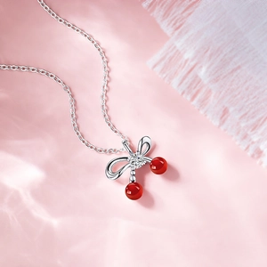 Collana in acciaio inossidabile argento con ciondolo a ciliegia e fiocco su raso