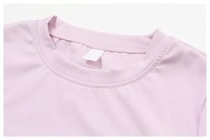 Detail of the round neckline on a pink-purple quick-dry long sleeve yoga set