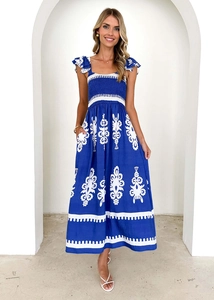 Détail du bustier froncé et col carré sur robe longue de plage à fleurs bleues