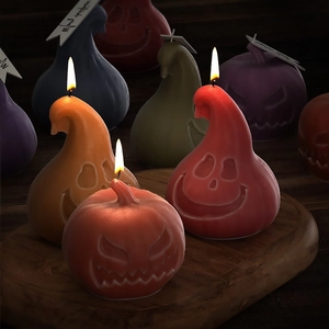 Détails de bougies d'Halloween citrouille et fantôme sur un plateau en bois foncé