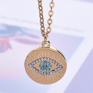 Makroaufnahme des 18k vergoldeten Edelstahlanhängers Evil Eye mit blauen Kristallen