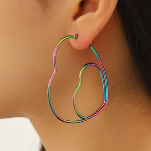 Boucles d'oreilles créoles cœur arc-en-ciel en acier inoxydable au fini poli