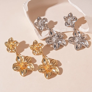 Ohrringe Und Halsketten Aus Legierung Mit Silberstecker Und Glatten Metallblüten Nischen-Design Modeschmuck Für Damen