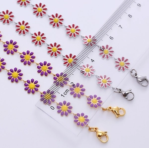 Détail de bracelets marguerites colorés avec règle montrant la taille de 1cm