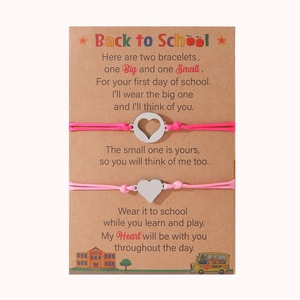 Braccialetti in corda rosa con cuori su cartolina Back to School per madre e figlia