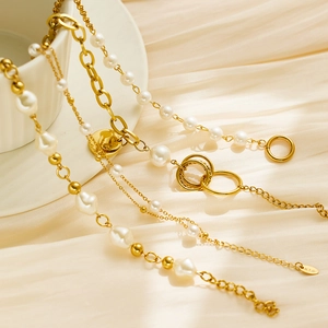 Bracelet multi-rangs élégant en acier inoxydable plaqué or 18k avec perles blanches