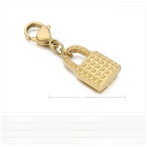 Détail macro d'un pendentif serrure en acier doré 16x10mm avec un fermoir mousqueton