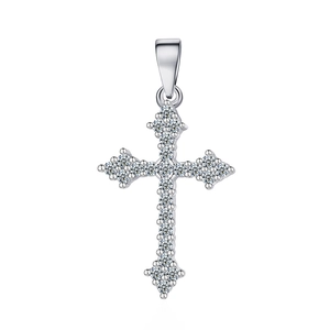 Dettaglio del pendente a croce in argento con zirconi micro-pave su uno sfondo bianco