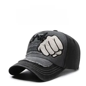 Détail de la casquette de baseball en denim délavé avec poing brodé et bord usé