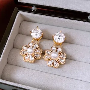 Orecchini a fiore stile francese placcati in oro 18K con perle e cristalli di zircone