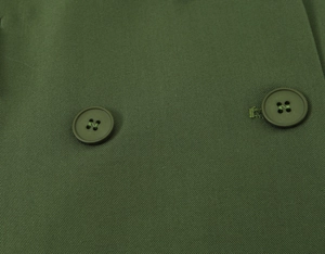 Dettaglio del tessuto twill verde militare e bottoni in resina sul blazer