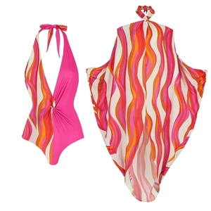 Set costume da bagno rosa con scollo a V e copricostume con stampa a onde abbinato