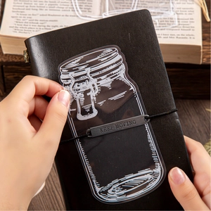 Transparente PET-Glaswarenaufkleber mit Einmachglas-Design auf schwarzem Notizbuch