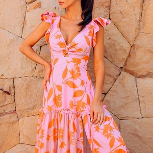 Dettaglio vestito floreale rosa con scollo a V, ritaglio e maniche con volant