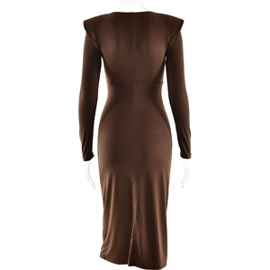 Vue arrière de la robe midi marron ajustée avec taille froncée et design structuré aux épaules