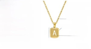 Detalle del colgante letra A calado chapado en oro de 18K con dimensiones y especificaciones