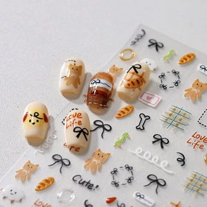 Stickers à ongles cartoon avec chats, chiens et nœuds sur des faux ongles marron chaud
