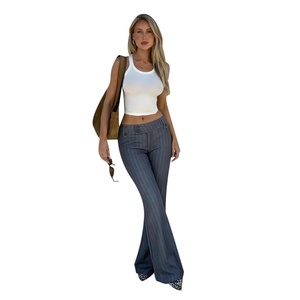 Débardeur blanc ajusté avec pantalon évasé gris à rayures et sac à bandoulière