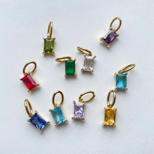 Vue détaillée des pendentifs pierres de naissance rectangulaires avec griffes dorées