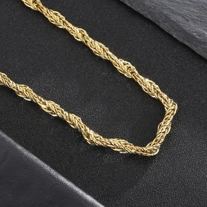 Gros plan détaillé du collier chaîne torsadée dorée 6mm avec texture métallique polie