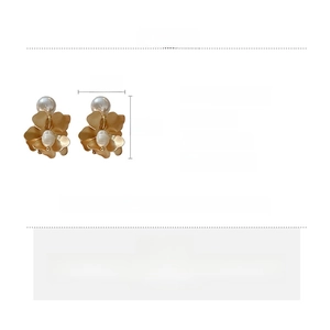 Detailed size and material specifications for gold flower freshwater pearl earrings
