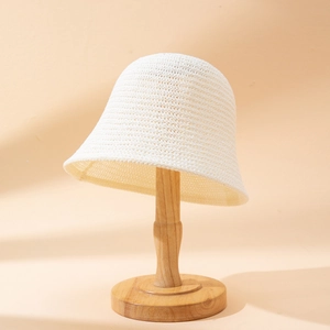 Bob en crochet beige minimaliste sur support en bois pour une protection solaire estivale