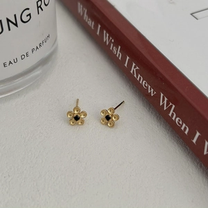 Elegant 925 sterling silver flower stud earrings in black and gold finish for women