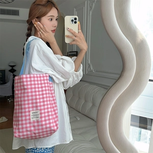 Sac cabas en toile à carreaux roses avec anses bleues, style selfie miroir