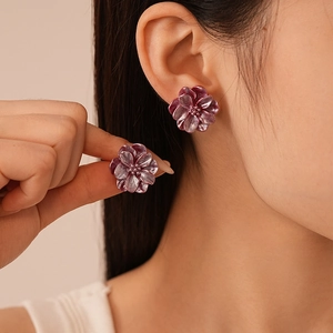 Boucles d'oreilles rétro en résine à fleurs double couche rose foncé sur un modèle