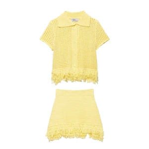 Ensemble tricot deux pièces jaune pâle pour femme avec bordures à franges et haut boutonné