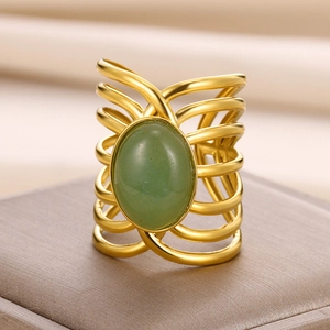 Détail de la bague soleil dorée avec pierre turquoise et texture de bande tressée