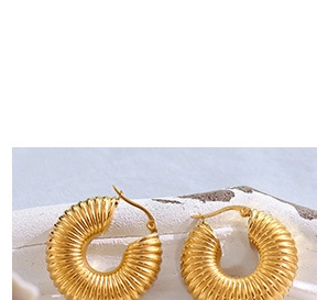Macro shot of 18K gold plated C-shaped earrings with distinct spiral thread texture