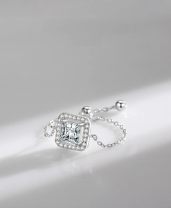 Bague réglable en argent S925 avec un zircon taille émeraude et entourage de cristaux