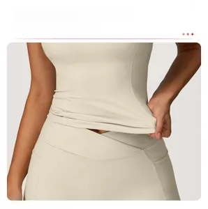 Dettaglio ravvicinato del gilet yoga con orlo lungo e tessuto elastico modellante