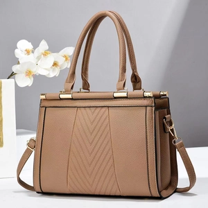 Détail de sac à main kaki en cuir grainé avec gaufrage élégant en forme de V