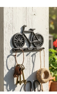 Gancho de pared vintage de hierro fundido en forma de bicicleta con llaves en madera