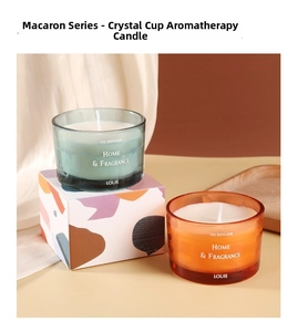 Dettaglio macro di candele profumate macaron in bicchieri di cristallo e confezione regalo
