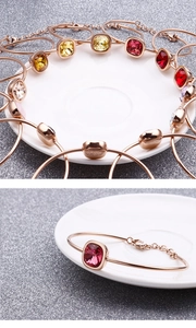 Dettaglio di bracciale geometrico in oro rosa con pietre di zircone colorate a taglio quadrato