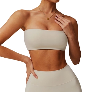 Nahtloses beige Sport-Set mit trägerlosem Bandeau-Top und High-Waist Yoga-Leggings