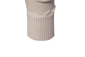 Gros plan détaillé des poignets côtelés sur un pull en maille de coton beige pour hommes