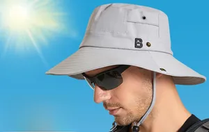 Détail des aérations et de la sangle B SPORT sur le chapeau pare-soleil gris à bord