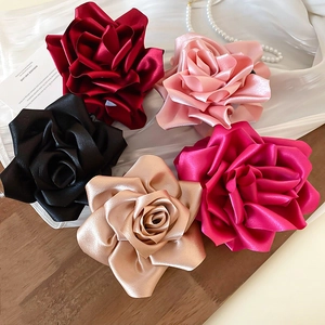 Cinq pinces à cheveux rose en satin vintage en bordeaux rose et noir tissu de soie